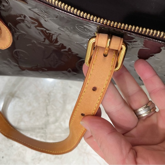 LOUIS VUITTON Monogram Vernis Rosewood Avenue Bag - Picture 7 of 15